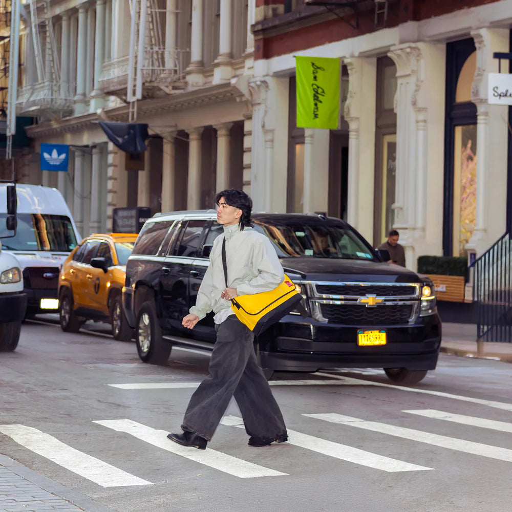 Manhattan Portage Vinyl Vintage Messenger Bag (LG) (Black)