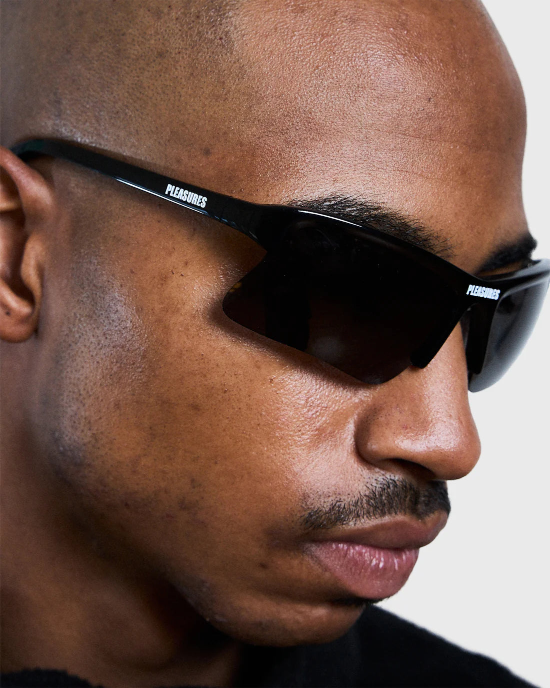 PLEASURES Active Sunglasses [Black]
